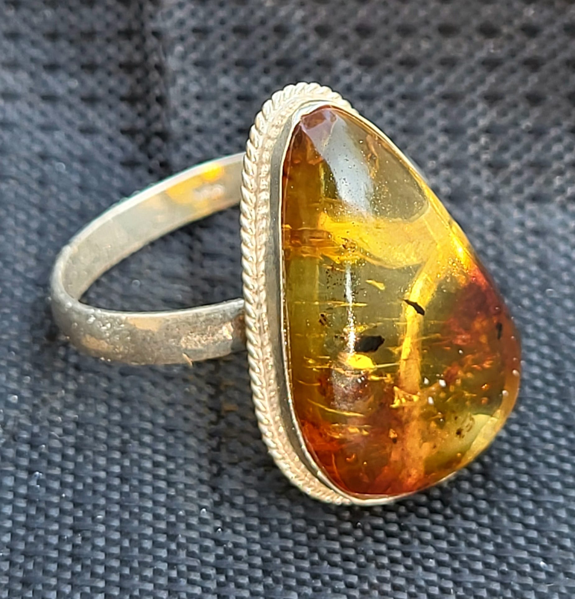 BA9 Bague Grande Ambre Goutte Inclusions Fossiles du Chiapas Argent 925 Doré - Vue principale | Artisanat Mexique