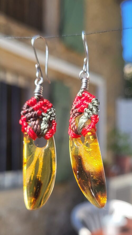 Boucles d'Oreilles Gouttes Ambre Macramé Rouge Doré - Vue principale | Artisanat Mexique