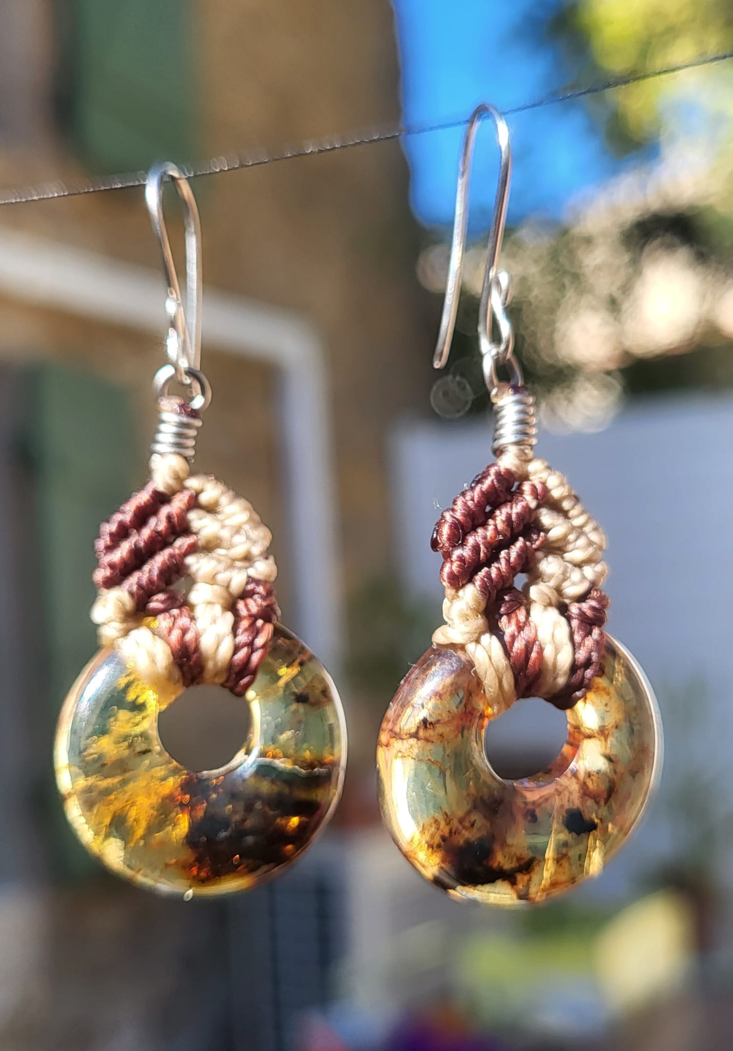 Boucles d'Oreilles Macramé Bicolore Ambre - Bijou Artisanal Mexicain Femme - Vue principale | Artisanat Mexique