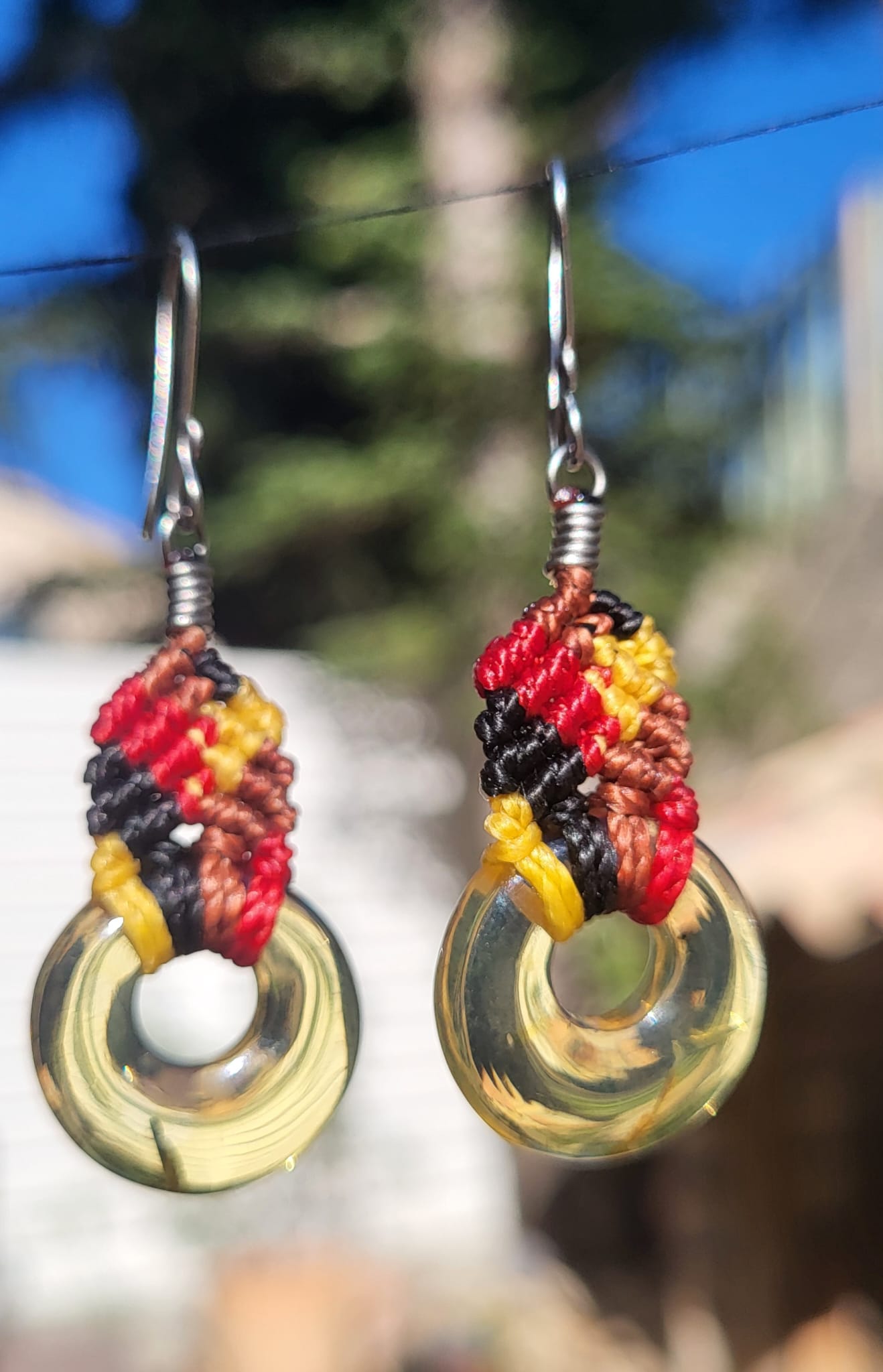 Boucles d'Oreilles Macramé Tribal Rouge Jaune - Bijou Artisanal Mexicain Femme - Vue principale | Artisanat Mexique