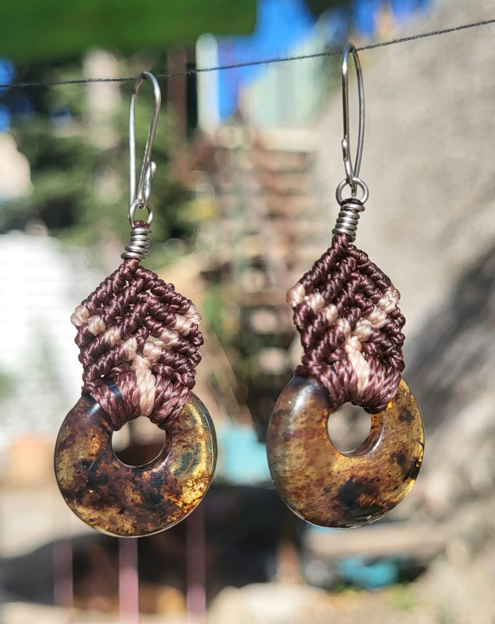 BDO125 Boucles d'Oreilles Macramé Bordeaux Ambre - Bijou Artisanal Mexicain Femme - Vue principale | Artisanat Mexique