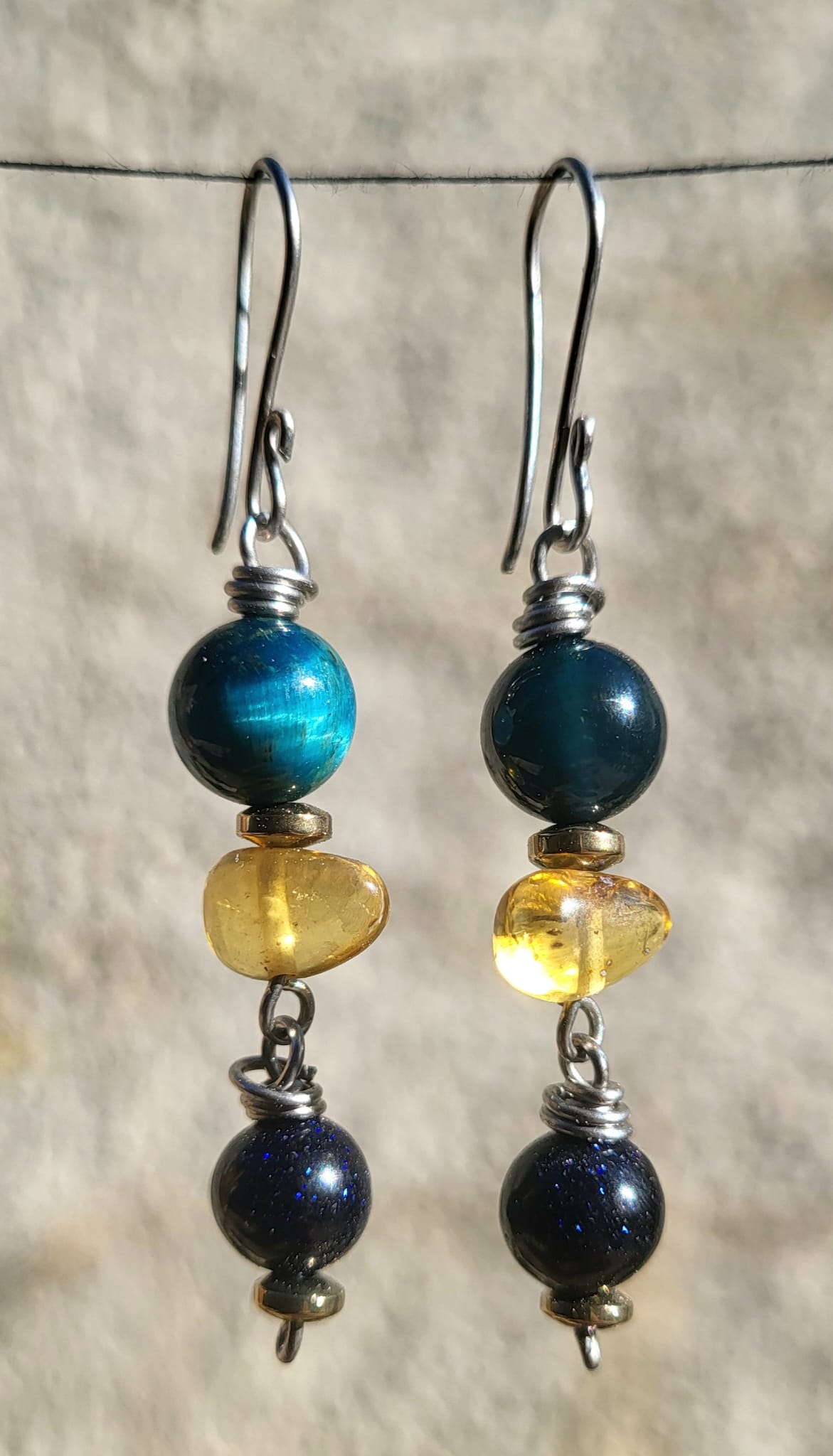 BDO137 Boucles d'Oreilles Ambre Œil du Tigre Pierre de Soleil Doré Bleu - Vue principale | Artisanat Mexique