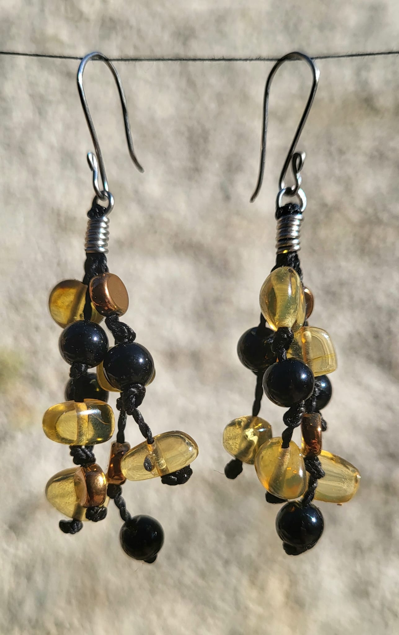 BDO140 Boucles d'Oreilles Cascade Pierres Noires Ambrées - Vue principale | Artisanat Mexique