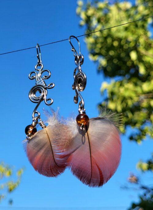 Boucles d'Oreilles Plumes Roses Spirales - Bijou Artisanal Mexicain Femme - Vue principale | Artisanat Mexique