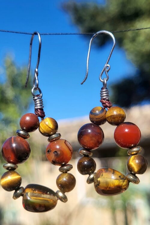 Boucles d'Oreilles Créoles Œil du Tigre Agate Doré - Bijou Artisanal Mexicain Femme - Vue principale | Artisanat Mexique