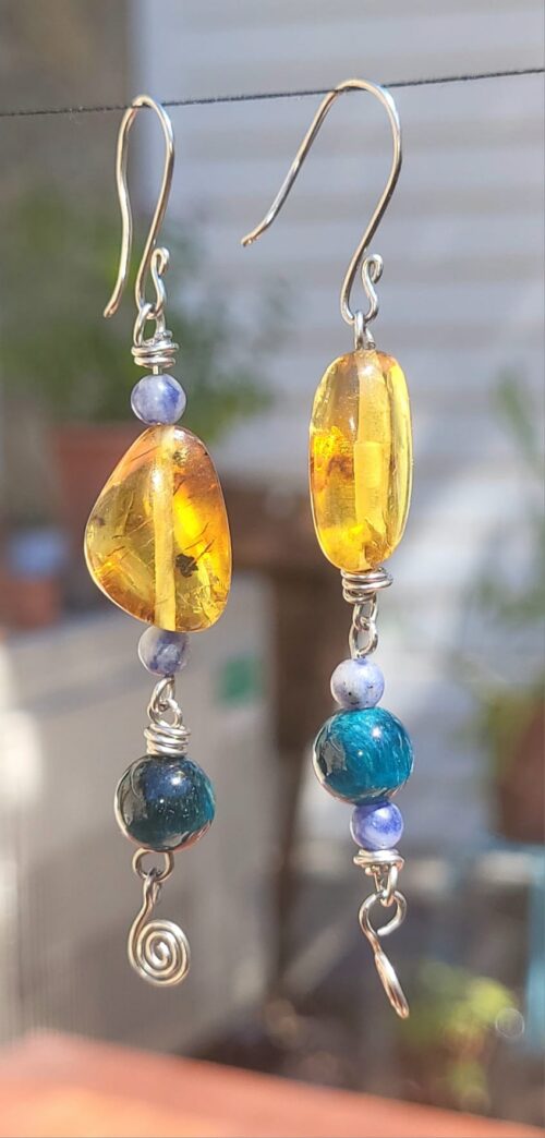Boucles d'Oreilles Longues Ambre Sodalite Œil du Tigre Doré Bleu - Vue principale | Artisanat Mexique