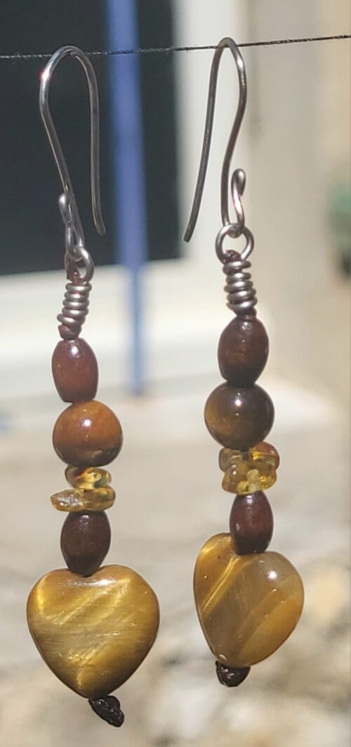 Boucles d'Oreilles Œil du Tigre Cœur Doré - Bijou Artisanal Mexicain Femme - Vue principale | Artisanat Mexique