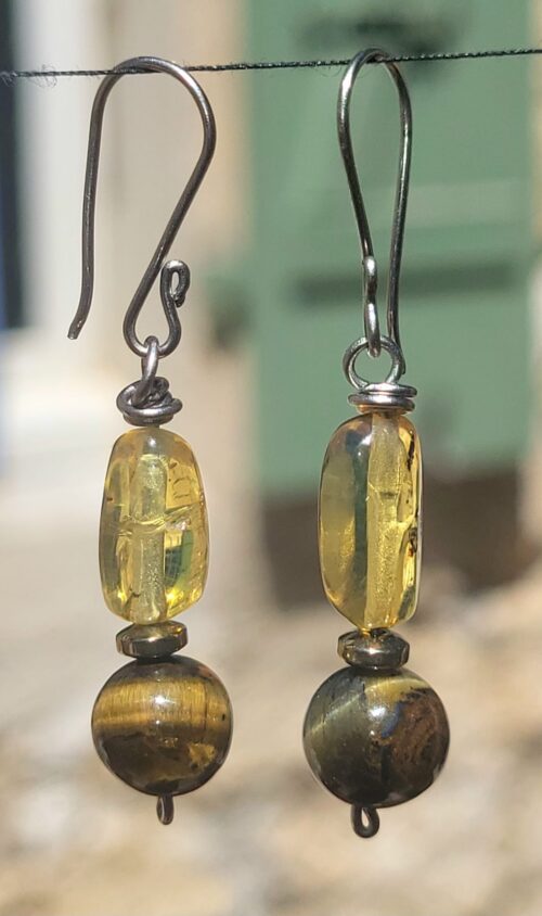 Boucles d'Oreilles Ambre Œil du Tigre du Chiapas Doré - Bijou Fait Main Mexique Femme - Vue principale | Artisanat Mexique