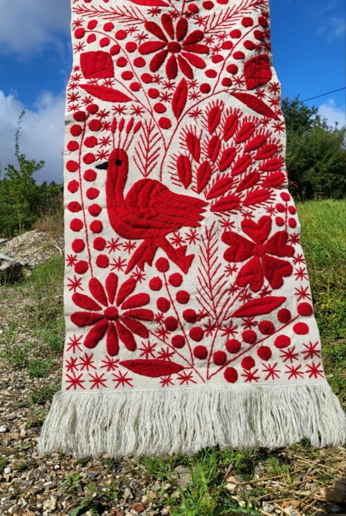 Tenture Murale Tissée Oiseaux Rouges Brodée Main - Décoration Artisanale Mexique - Vue détail | Artisanat Mexique