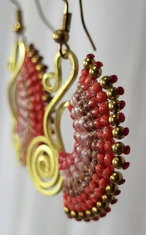 Boucles Bronze Macramé Demi-Lune Corail Fait Main