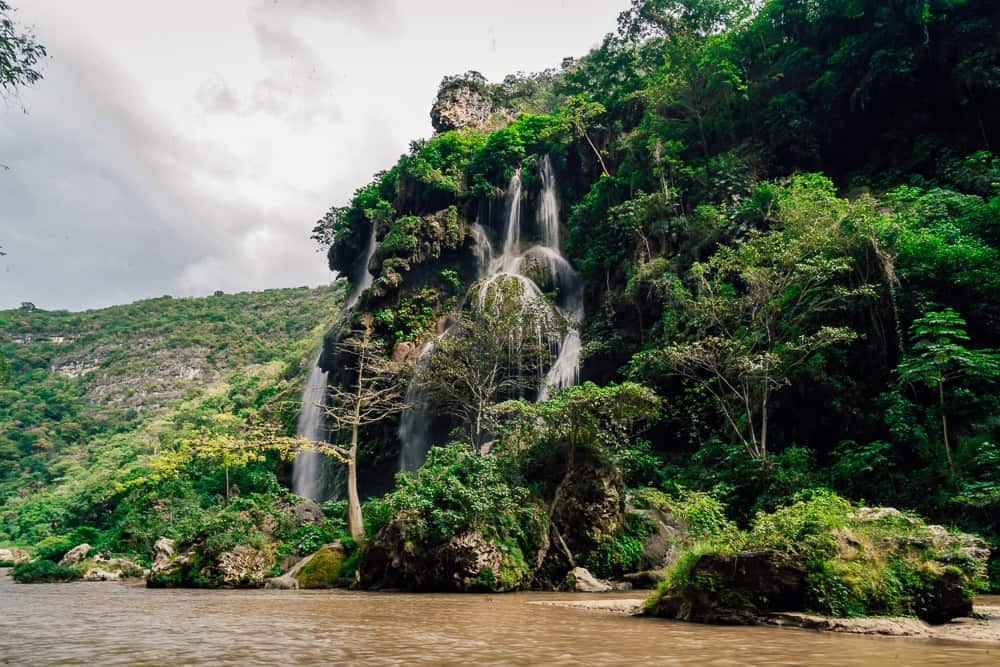 Ambre du Chiapas — El Aguacero, chute d'eau dans la jungle du Chiapas