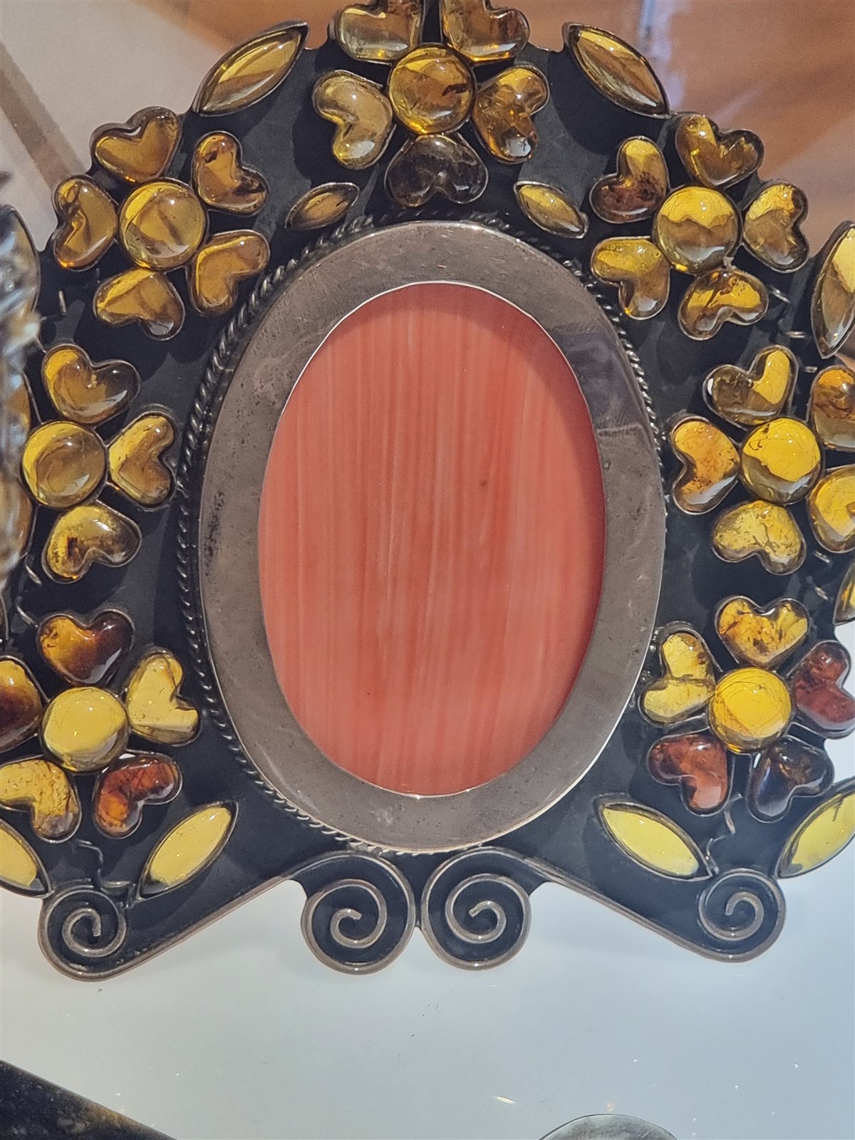 Cadre orné d'ambre et argent
