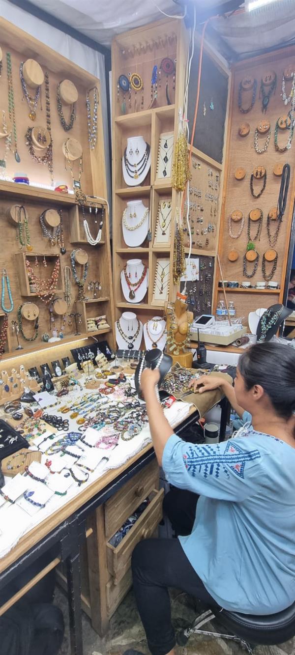 Angela, créatrice de bijoux en ambre, à son atelier