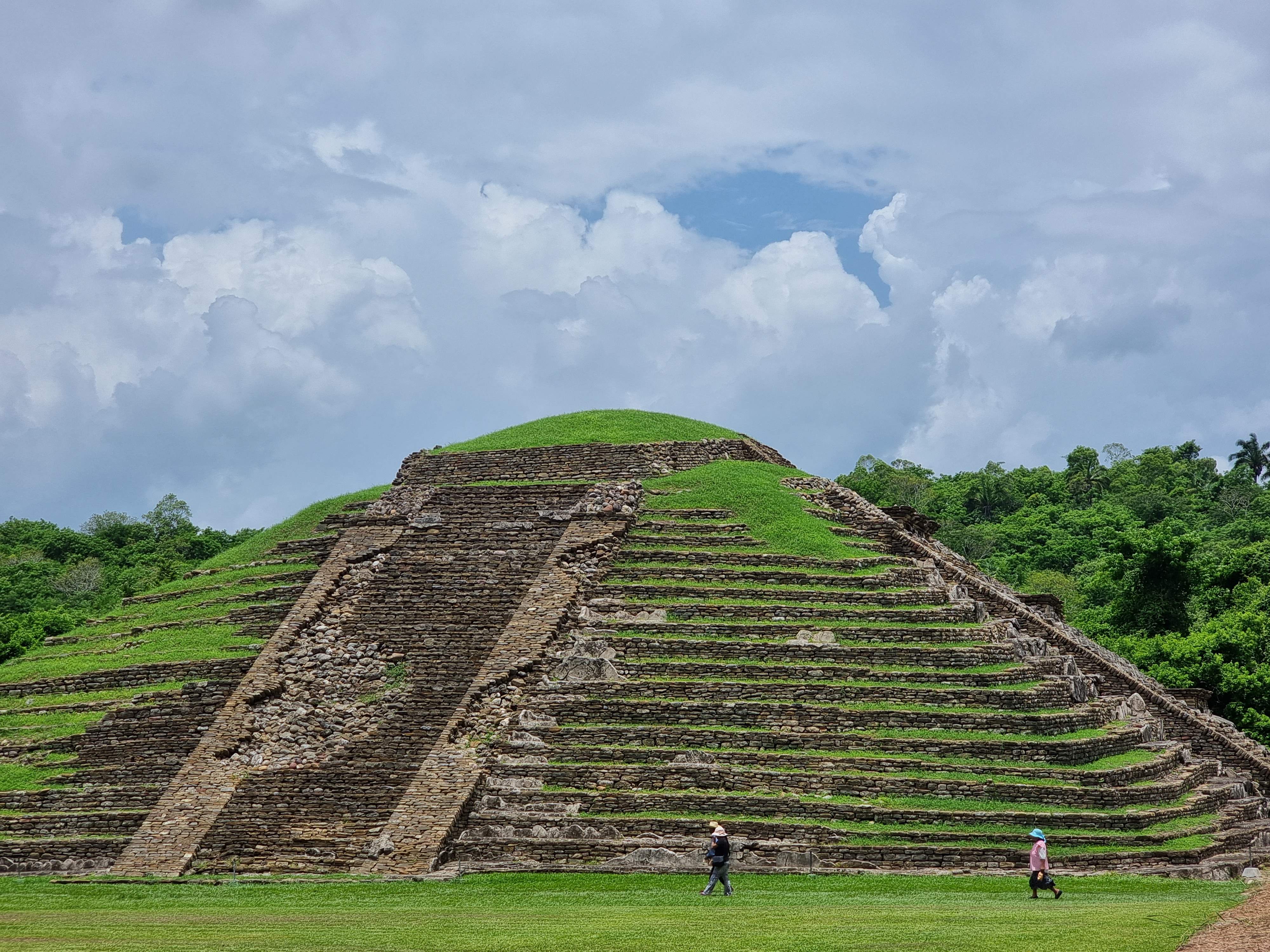 Pyramide maya couverte de mousse verte Palenque Chiapas
