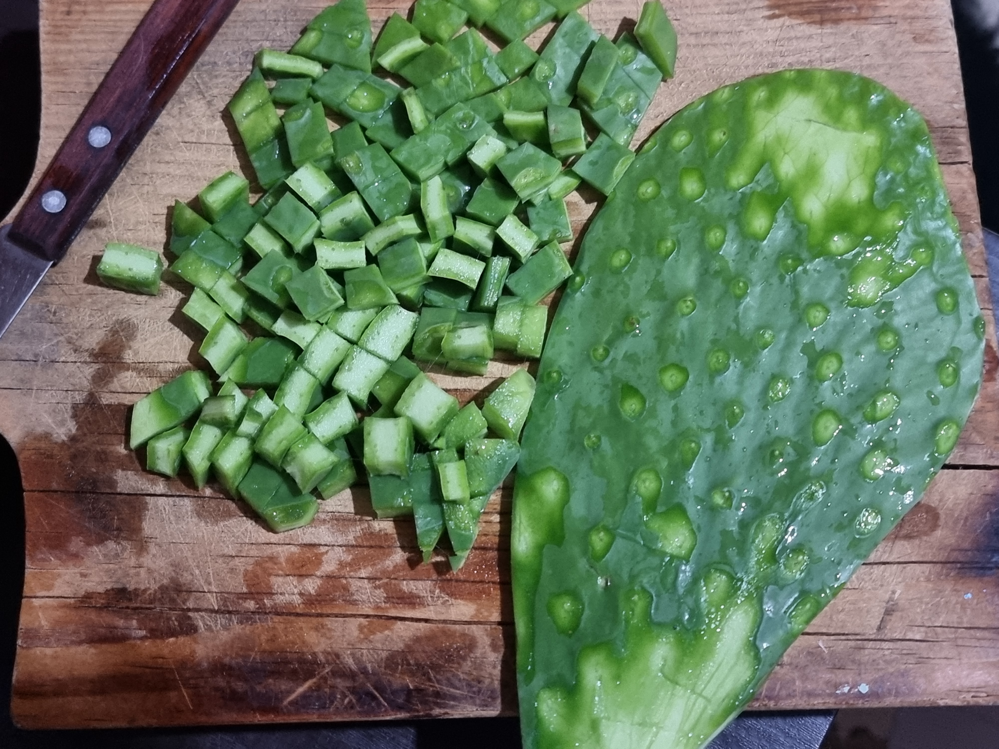 Nopal coupé en dés sur planche cuisine mexicaine